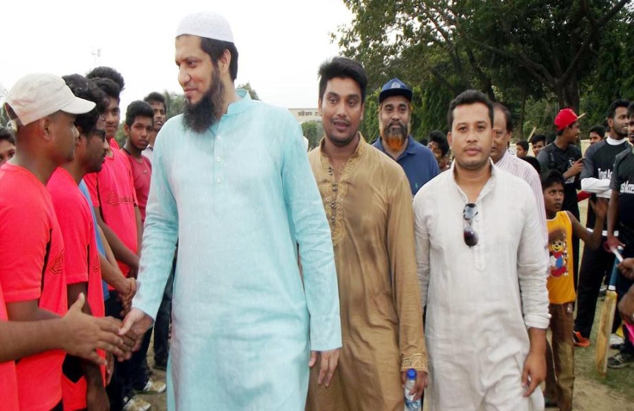 Councillor Alhaj Sahed Iqbal Babu being introduced with the players of cricket tournament sponsored by College of Science and Humanities yesterday.