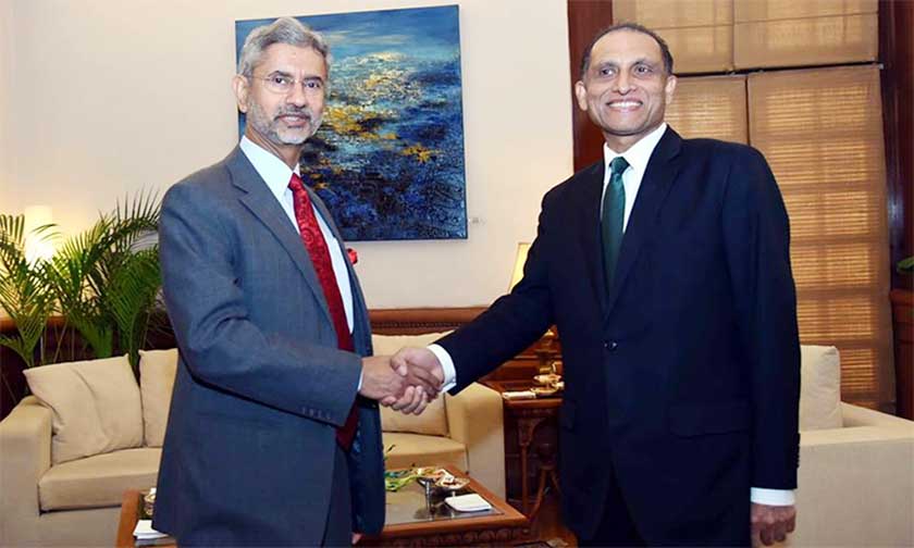 Pakistan Foreign Secretary Aizaz Chaudhry shaking hands with his Indian counter part Subrahmanyam Jaishankar in New Delhi.