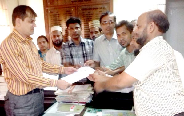 Members of non- MPO educational institutions submitting memorandum to Md Daultuzzaman Khan, Additional Deputy Commissioner (LA) demanding MPO -enlistment recently.