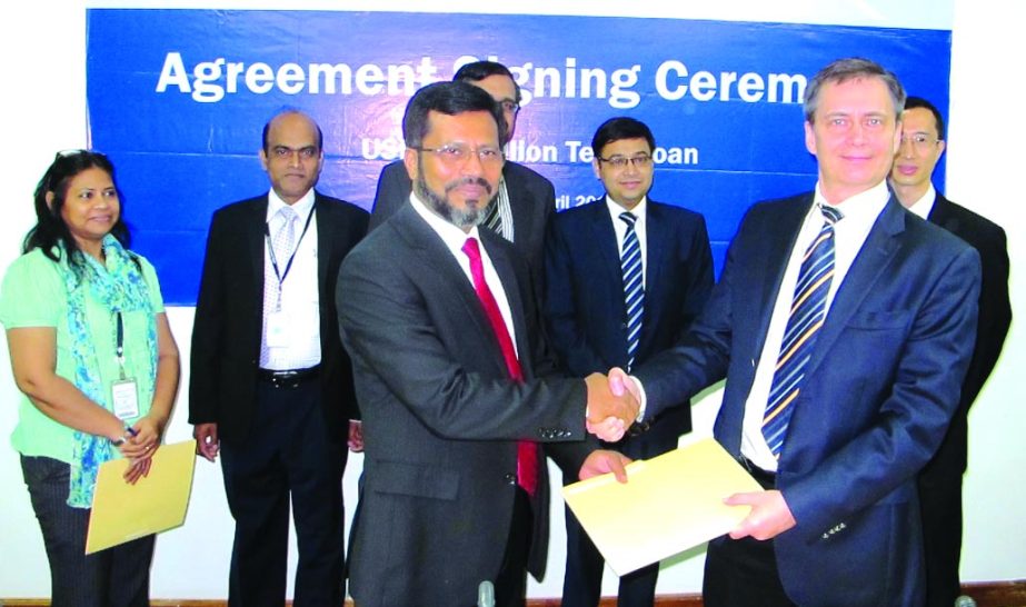 Representative of ADB Oleg Tonkonojenkov shakes hands with Mohammad Mamdudur Rashid, DMD of BRAC Bank after signing an agreement for $30 million loan facility to help construct and upgrade ready-made garment factories in Bangladesh. Biao Huang, Investment