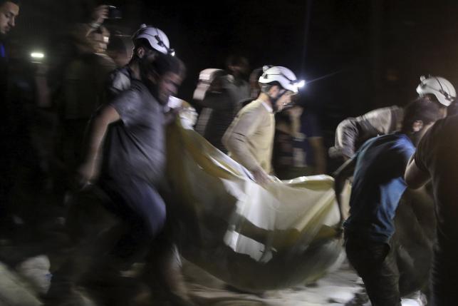 Civil defence members carry a casualty after an airstrike at a field hospital in the rebel held area of al-Sukari district of Aleppo, Syria April 27, 2016. ReutersAbdalrhman Ismail