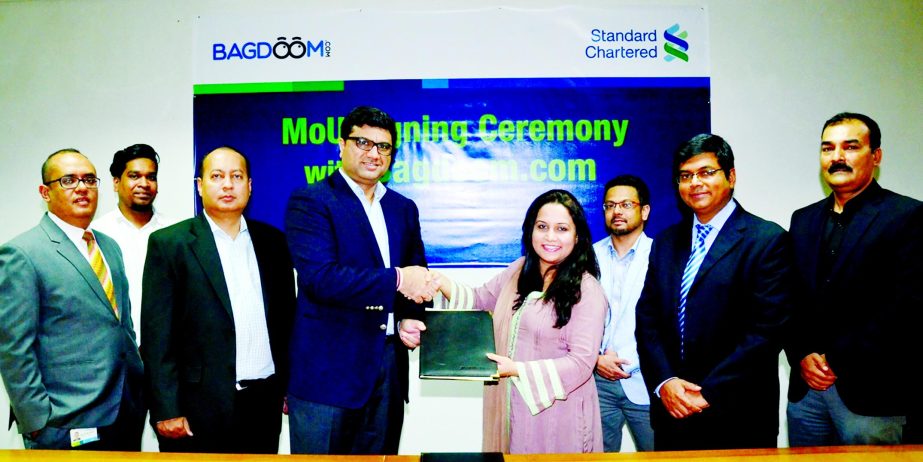 Aditya Mandloi, Head Retail Banking, SCB and Syeda Kamrun Ahmed, CEO, Bagdoom.com sign a MoU on their respective organizations behalf. Among others, senior officials from both organizations were present at the signing ceremony.
