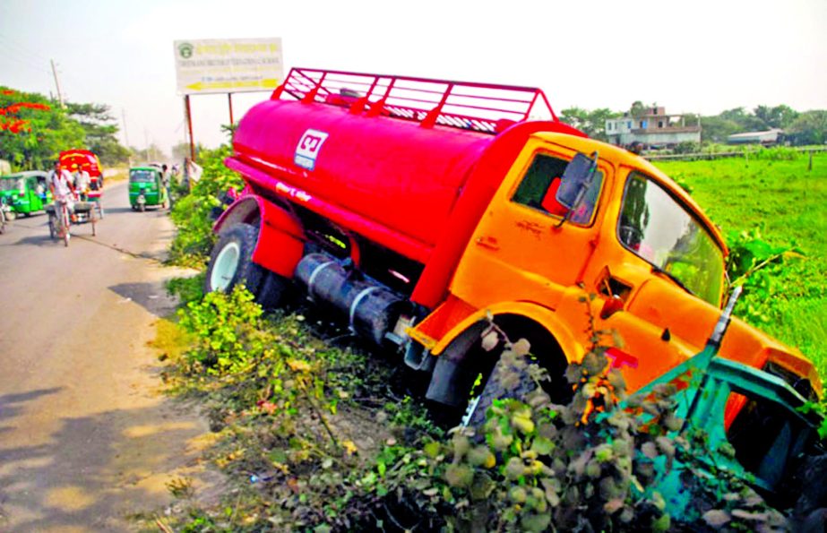 A fuel tanker skidded into a roadside ditch as driver lost control of the steering at Amulia area on Demra-Rampura link road in city on Thursday.