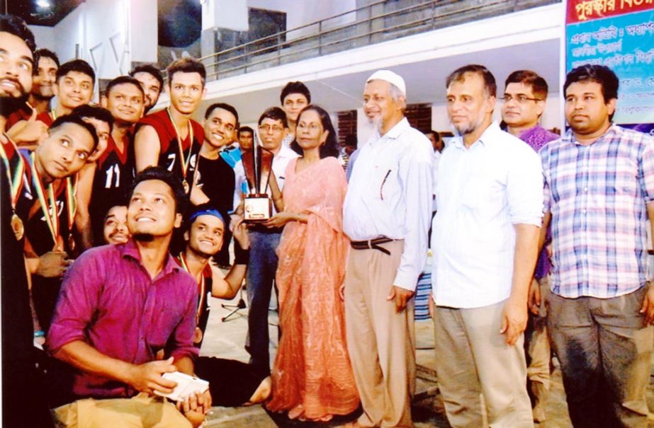Vice-Chancellor of BUET Professor Khaleda Ekram handing over the trophy of the Inter-Hall Basketball Championship to the Team Leader of Shahid Smrity Hall at the University gymnasium recently. Ahsanullah Hall became runners-up in the competition. Director