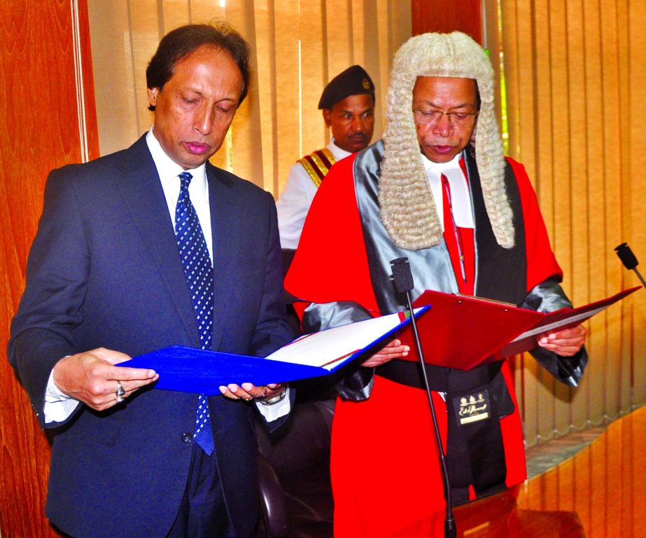 Chief Justice SK Sinha administering the oath to Dr. Mohammad Sadik as PSC Chairman at High Court on Monday.