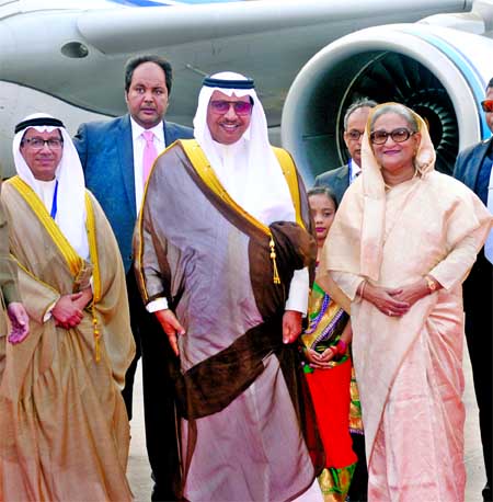 Prime Minister Sheikh Hasina receiving the Kuwaiti Prime Minister Sheikh Jaber Al-Mubarak Al-Hamad Al-Sabah at the Hazrat Shahjalal International Airport on Tuesday. PID photo
