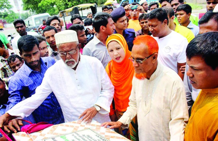 RANGPUR: RCC Mayor Sarfuddin Ahmed Jhantu inaugurating road carpeting works by unveiling plaque at a ceremony in Sarderpur area in Rangpur City as Chief Guest on Tuesday.