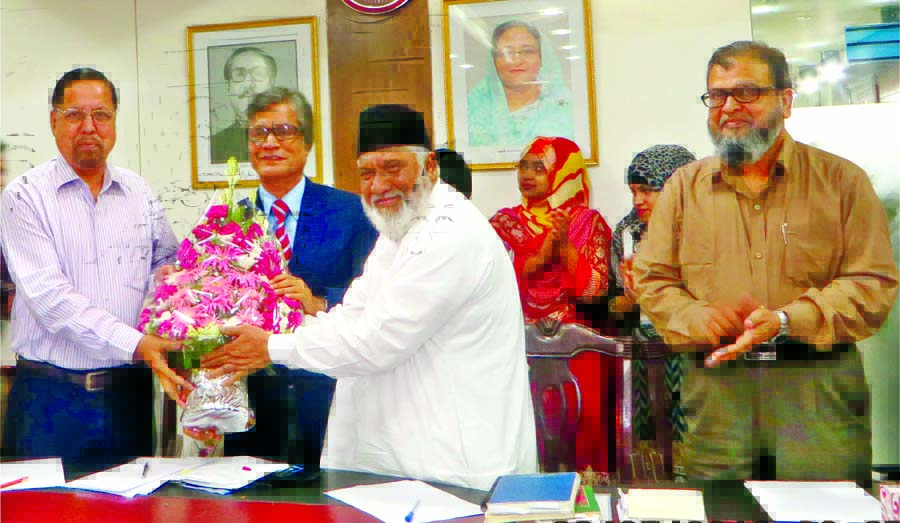 Chairman of Trustee Board of University of Information Technology and Sciences (UITS) Sufi Mohammad Mizanur Rahman paid farewell reception to UITS VC Dr Muhammad Samad by presenting bouquet on its campus in the city's Baridhara on Tuesday.