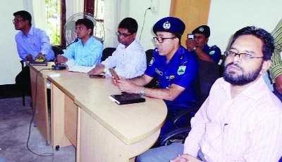 SAPAHAR (Naogaon): Dr Md Aminul Rahman, DC, Naogaon exchanging views with presiding officers of UP election at Sapahar on Wednesday. Among others, SP Mozzamel Huq, and District Election Officer Humayun Kabir participated in the programme.