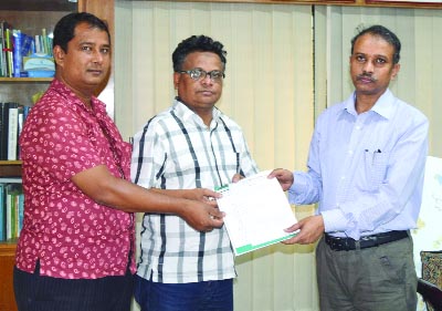 KHULNA: Khulna University Teachersâ€™ Association President Prof Dr Ahmed Ahasanuzzaman handing over memorandum to KU VC Prof Dr Mohammad Faiek Uzzaman demanding punishment to the killers of RU Professor Rezaul Karim Siddique yesterday.