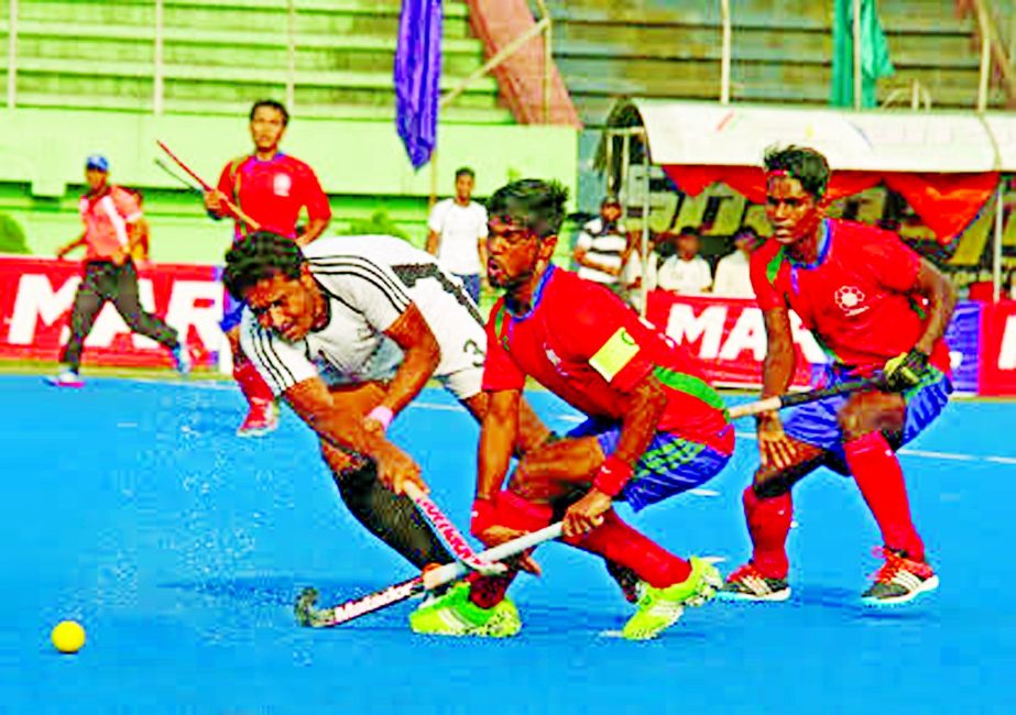 A moment of the semi-final match of the Marcel Club Cup Hockey Competition between Usha Krira Chakra and Dhaka Mohammedan Sporting Club Limited at the Moulana Bhashani National Hockey Stadium on Friday.