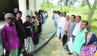 SHARIATPUR: Locals in Kundaor Char Union in Jajira Upazila formed a human chain demanding election on Friday.