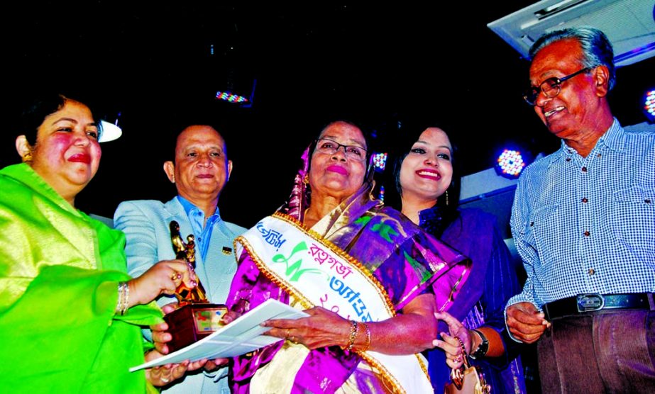 Jatiya Sangsad Speaker Dr Shirin Sharmin Chowdhury handing over 'Ratnagarva Ma Award' to Khurshid Jahan on the occasion of International Mother's Day in the city yesterday.