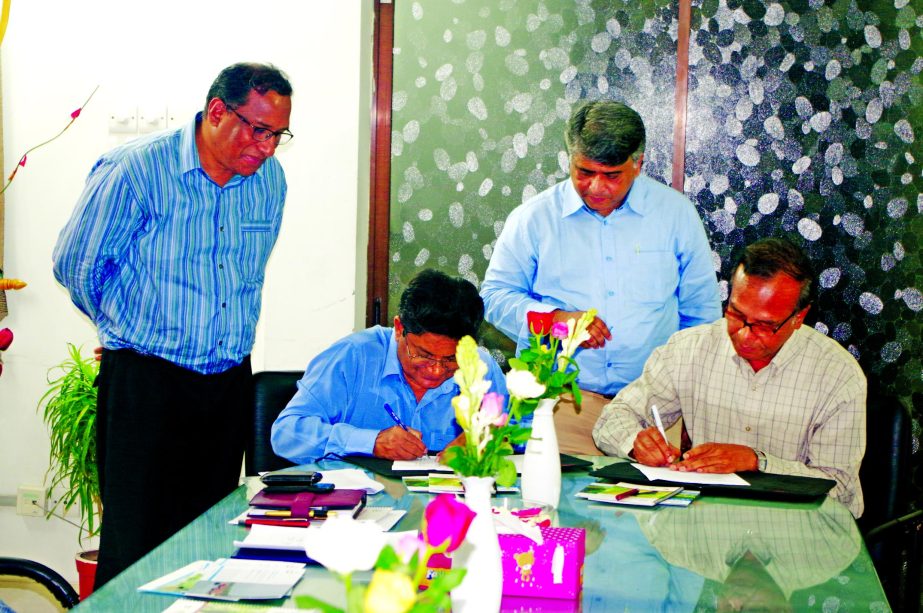 Aparup Chowdhury, Ph.D, Chairman of Bangladesh Parjatan Corporation and Ishtiaq Uddin Ahmed, Country Representative, IUCN Bangladesh sign MOU to develop Eco-tourism at the IUCN office on Monday.