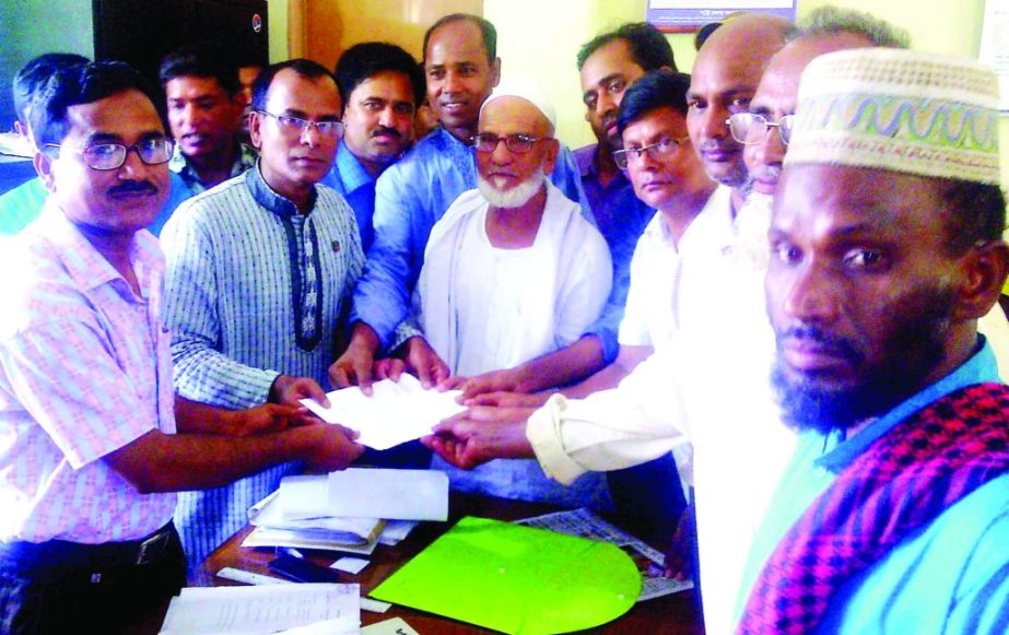 SAGHATA (Gaibandha): Mahfuzur Rahman Mafu, Chairman candidate of Awami League submitting nomination paper to Lutfur Rahman, Returning Officer , Saghata Upazila on Tuesday.