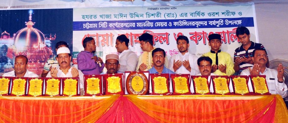 Participants offering Munajat at the annual Urs of Hazrat Khaja Moinuddin Chiste (Ra) at Kazir Dewri recently.