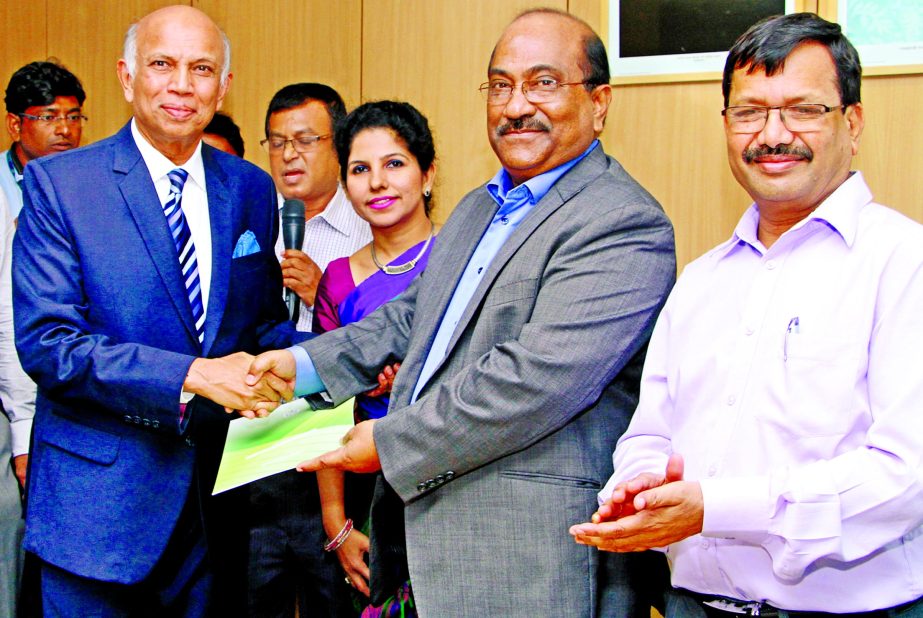 Aminul Islam, Additional Managing Director of Bank Asia receives a Letter of Appreciation from S. K. Sur Chowdhury, Deputy Governor of Bangladesh Bank for commendable contribution in agricultural credit during the financial year 2014-15 on Thursday. Subha