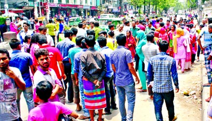 Alif Textile garment workers blocked the road demanding arrears and salary in city\'s Elephant Road on Thursday.