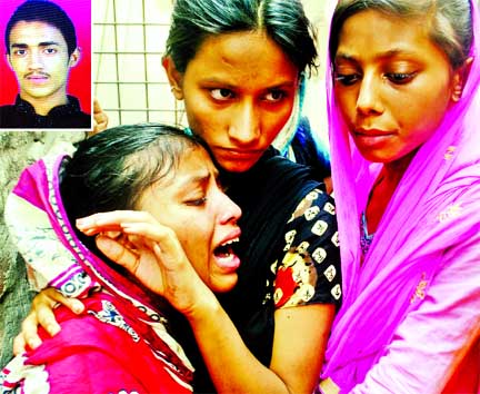 Relatives wailing after hearing the death news of Chhatra League activist Arif (inset) as he was stabbed to death by unidentified miscreants in city's Moghbazar Chairman Goli on Thursday.