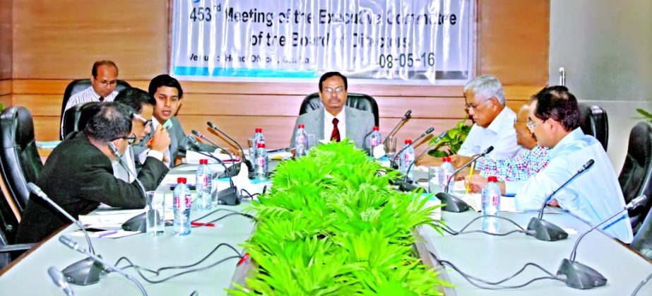 Nur Mohammed, Chairman, Executive Committee(EC), Jamuna Bank Limited (JBL) and Chairman, Jamuna Bank Foundation presides over the 453rd EC Meeting recently. Gazi Golam Murtoza, Chairman of the Bank with other Directors and Managing Director & CEO Shafiqul