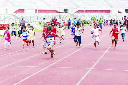 A scene from the 100 metre race of the children of the members of the Dhaka Reporters Unity at the Bangabandhu National Stadium on Friday.