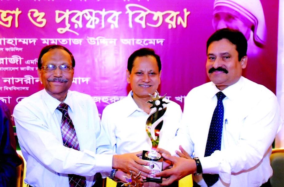 Mostafa Jalal Uddin Ahmed, DMD of Bangladesh Krishi Bank receiving "Mother Teresa Award" from Justice Momtaz Uddin Ahmed, Chairman, Bangladesh Press Council for achieving outstanding performance in banking sector recently.
