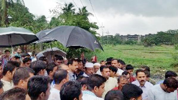Dwellers of Patenga area gathered during the visit of City Mayor AJM Nasir Uddin while witnessing the proposed outer ring road project of CDA on Friday.