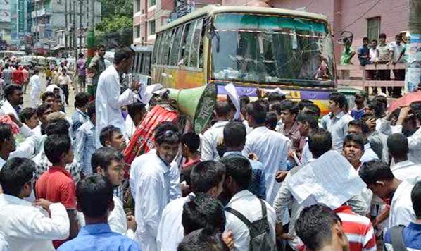 Medical technologists of Chittagong formed a human chain in front of Chittagong Press Club yesterday morning to press home their 10 -point demands including creation of more technologist posts in all govt and private hospitals, constituting of Diploma E