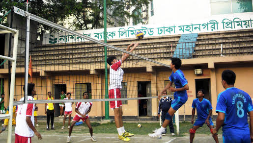 . A scene from the match of the National Bank Dhaka Metropolis Premier Division Volleyball League between Bangladesh Fire Service & Civil Defence and East End Boys Club at the Dhaka Volleyball Stadium on Sunday.