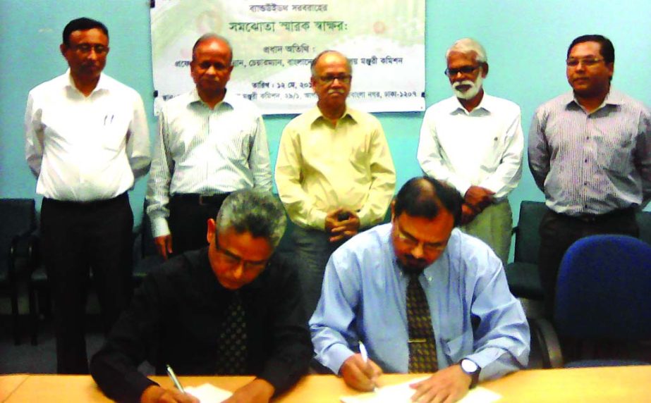 Md Monowar Hossain, Managing Director of Bangladesh Submarine Cables Limited and AKM Habibur Rahman, CEO of Bangladesh Research Education Foundation sign an agreement for supplying Internet Bandwidth at UGC office in Dhaka recently. UGC Chairman Prof Abdu