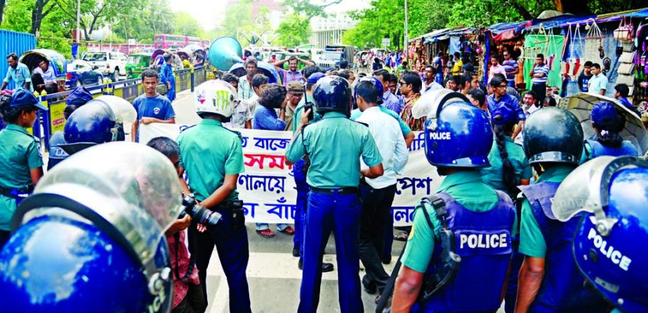 A procession of Shiksha Banchao Andolon was intercepted by law enforcers in the city's Doel Chattar on Monday when it was heading towards the Finance Ministry to submit a memorandum demanding enhancement of budget allocation in education sector.