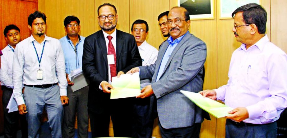 Md Altaf Hossain, Executive Vice President & Head of SMED-II of Islami Bank Bangladesh Ltd received the Letter of Appreciation from SK Sur Chowdhury, Deputy Governor of Bangladesh Bank for achieving the investment target at BB head office recently.