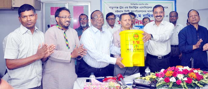 Mahbubul Alam, President, Khatunganj Trade and Industries Association handing over dustbin to CCC Mayor A J M Nasir Uddin at a ceremony on Saturday.