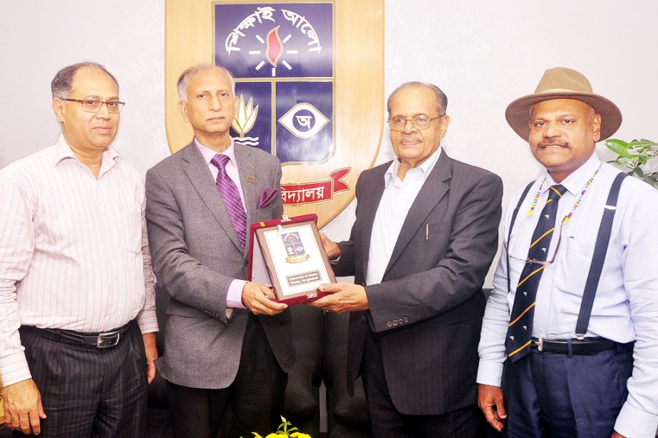 Dhaka University Vice-Chancellor Prof Dr AAMS Arefin Siddique presents a crest to Chancellor of Guru Ghasidas Central University, India Prof Dr NR Madhava Menon at DU VC office recently while Chairman of Bangladesh National Human Rights Commission Prof Dr