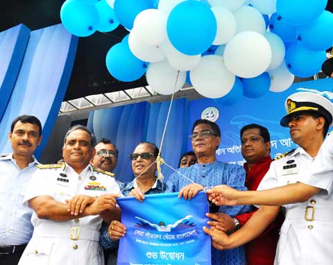 Minister for Public Administration Syed Ashraful Islam, MP, inaugurating the swimming talent hunt progarmme by releasing the balloons as the chief guest at the Syed Nazrul Islam National Swimming Complex in Mirpur on Thursday.