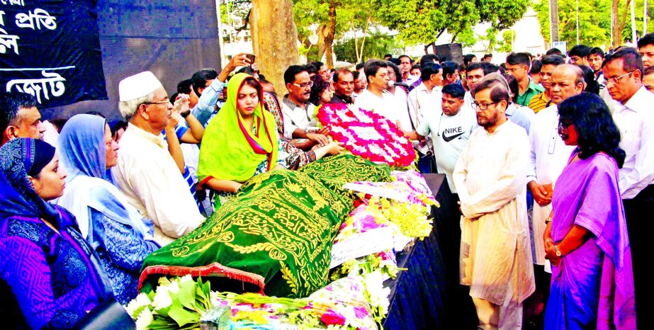 People from all walks of life paying last respect to Nurjahan Begum, Editor of the country's illustrated women's weekly 'Begum' at the Central Shaheed Minar in the city on Monday.