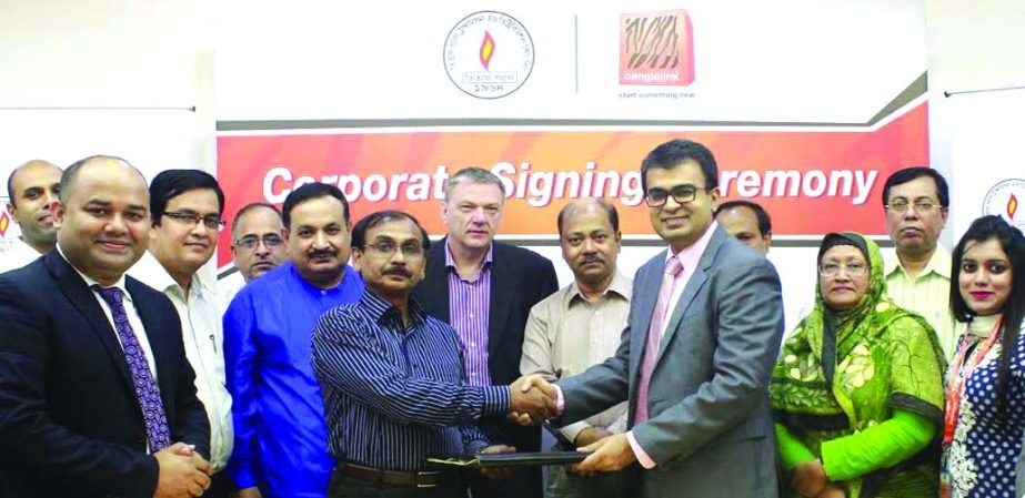 Nasar Yousuf, Head of B2B Business of Banglalink and Mushtaque Ahmed, SecretaryGeneral Manager, Titas Gas T&D Limited, exchanging agreement documents for mobile solutions at Tigers Den, head office of Banglalink in Dhaka recently. Erik Aas, Managing Dire