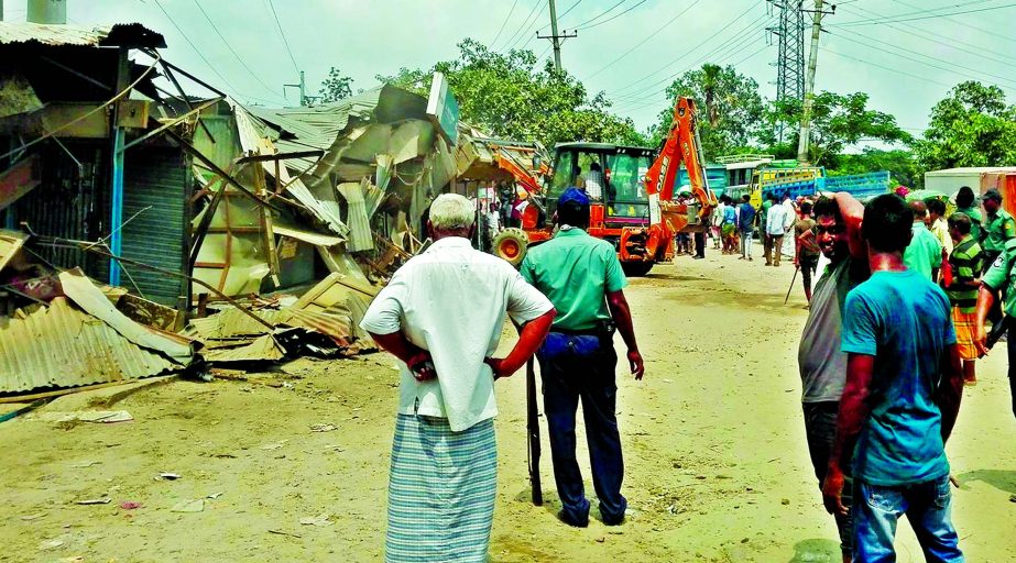 R & H Division, Dhaka District Administration and Rampura Traffic Zone jointly evicted unauthorized structures in Demra Staff Quarter area on Tuesday.
