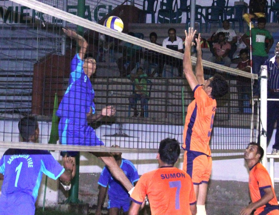 A moment of the match of the National Bank Dhaka Metropolis Premier Division Volleyball League between Bangladesh Police and Bangladesh Fire Service & Civil Defence at the Dhaka Volleyball Stadium on Wednesday.