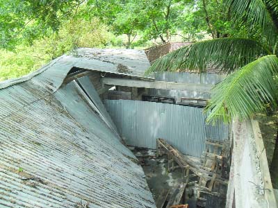 BHOLA: The building of Charmanika Jalal Ahmed College in Charmanika Union of Cahr-fashion Upazila has been totally damaged by cyclone Roanu. This picture was taken on Wednesday.
