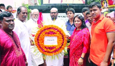 RANGPUR: RCC Mayor Sarfuddin Ahmed Jhantu placing wreaths at the newly -inaugurated Nazrul Stambha at Mulatol area in observance of the 117th birth anniversary of National Poet Kazi Nazrul Islam as Chief Guest on Wednesday.