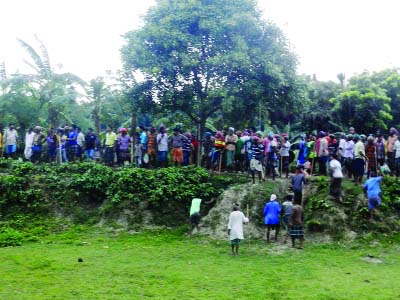 JHENAIDAH: Clashers prepared with sharp and lethal weapons in Abaipur Union of Sailkupa on Friday following the 6th phase of UP elections scheduled on June 4.