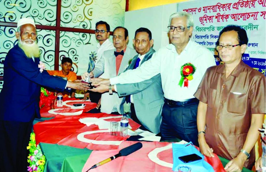 Joynul Abedin, former justice of Appellate Division of Supreme Court handing over crest to Senior Adv Aftab Uddin Bhuiyan for being selected best lawyer in Dhaka and Mymensingh Division organised by Alokito Banglar Mukh Foundation at a local hotel