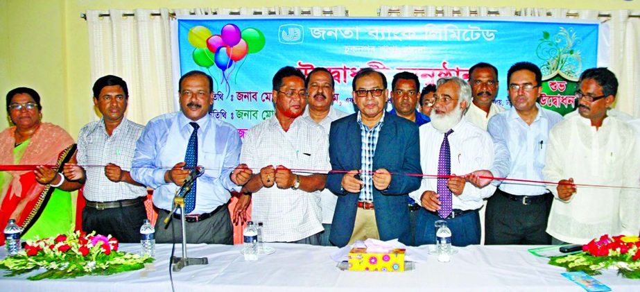 ]Md. Abdus Salam, MD of Janata Bank Limited, inaugurating its Chuknagar branch of Khulna Division recently. Md Kabir Ahmed, GM, Divisional Office of Khulna presided over the occasion. Executives, Officers and Local Elites were also attended.