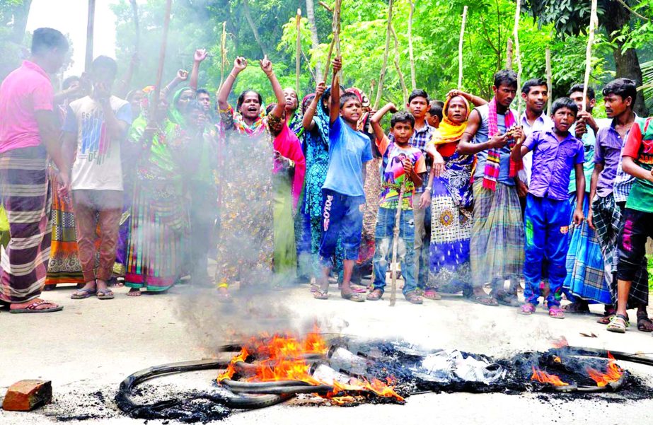 Aggrieved locals blocked Tarakandi road, setting tyres on fire protesting killing of an inmate allegedly at Sarishabari Thana in Jamalpur by the police on Monday.