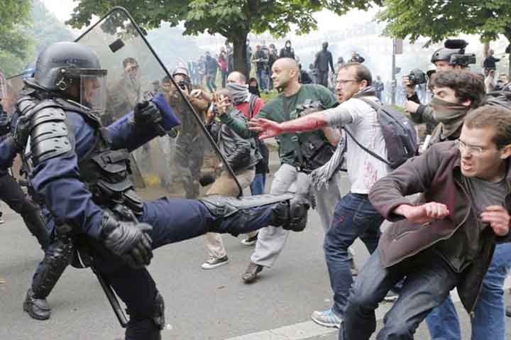 French riot police officers clashed with protesters against the government's labour market reforms in Paris