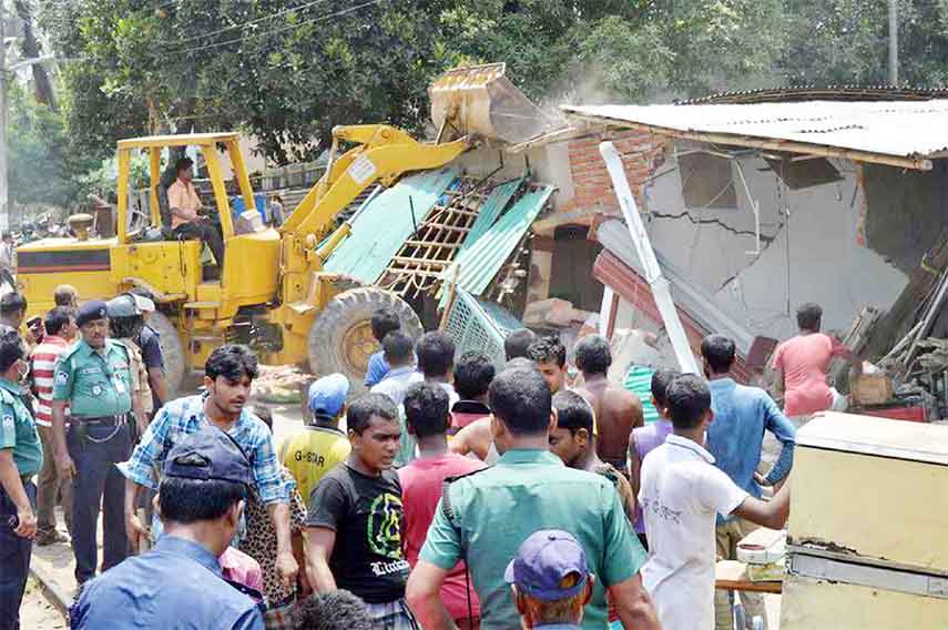 Mobile court of Chittagong evicted 100 illegal installations from the Railway land in Chittagong Solasahar area in city yesterday afternoon. The eviction drive begins at 12 noon from Solasahar Rail Station premises to No. 2 Solasahar Gate. Executive Magis