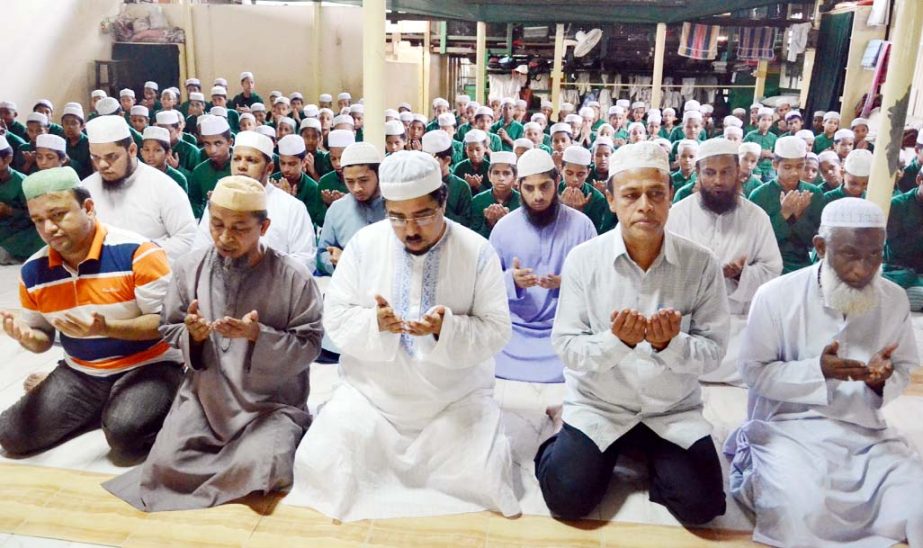 Participants offering Munajat at a Doa Mahfil marking the 47th death anniversary of legendary journalist Tofazzal Hossain Manik Mia organised by Tanjimul Moslemeen Orphanage on Wednesday.