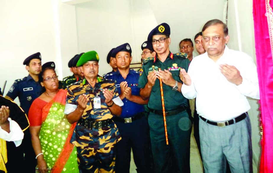 GAZIPUR: Home Minister Asaduzzaman Khan Kamal MP offering munajat at the concluding ceremony of 48th prisoners and female prisoners oral training courses at Kashimpur Central Jail Complex yesterday.