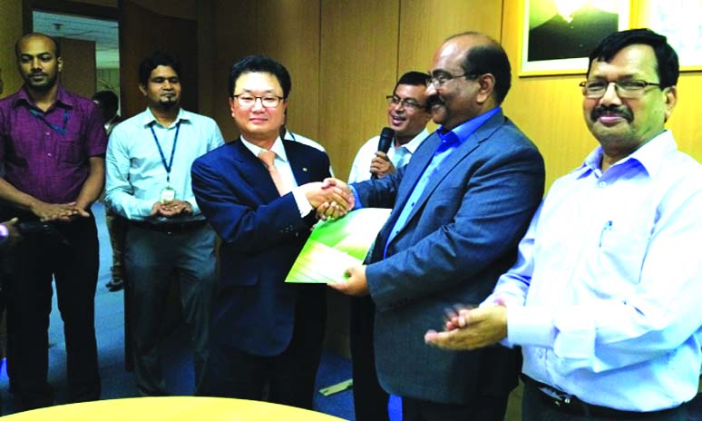 Woori Bank has been awarded a "Letter of Appreciation" by Bangladesh Bank for its achievement of Agriculture Finance target for the year 2014-2015, the Bank's Country Manager Sun Kyu Kim receives the letter from Deputy Governor, S.K. Sur Chowdhury of B